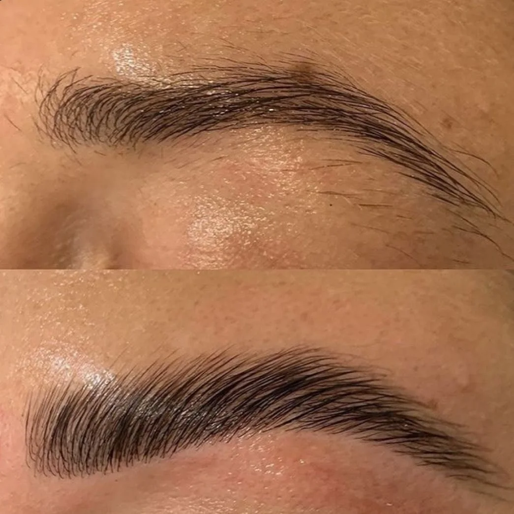Antes y después de laminado de cejas oscuras, con vello peinado hacia arriba y definido