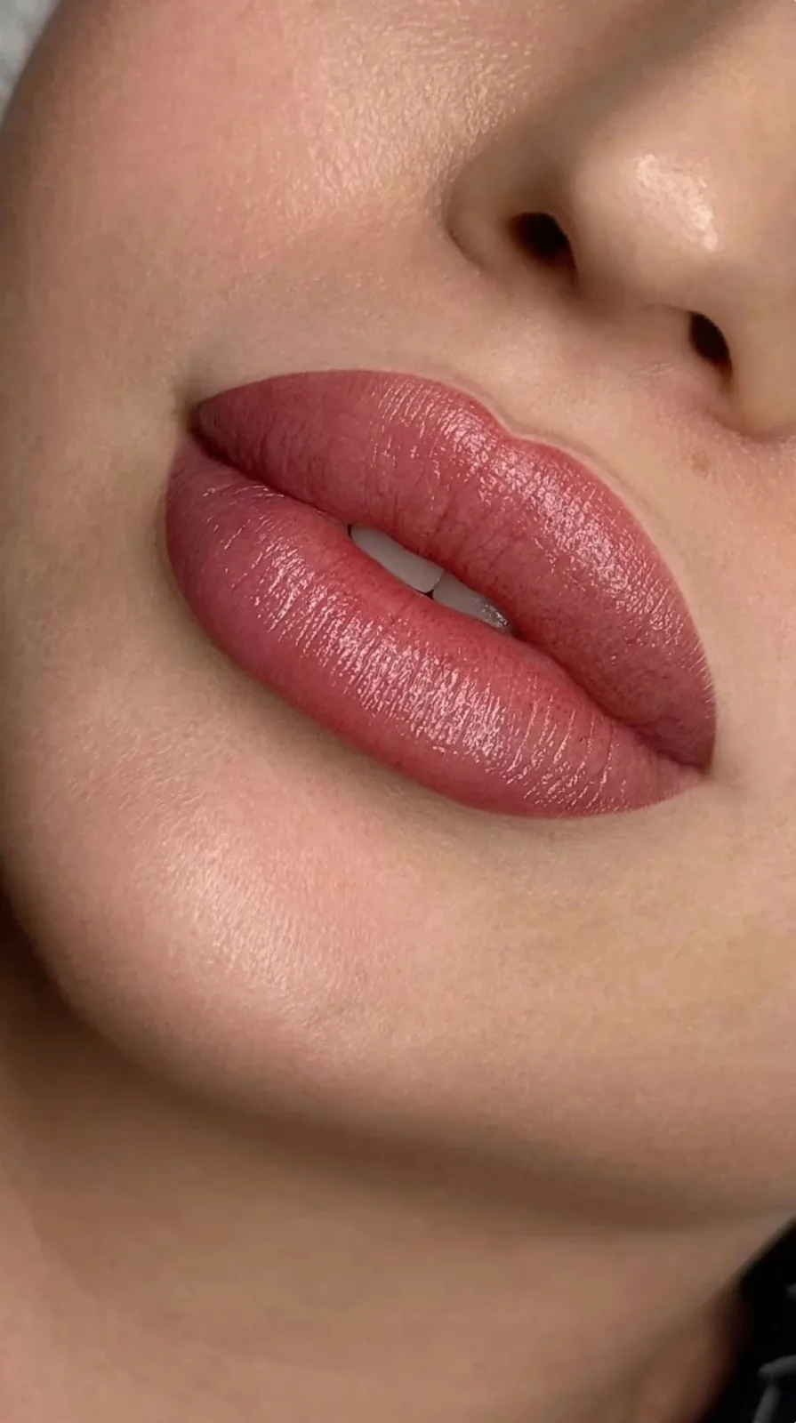 Primer plano de labios con micropigmentación en tono rosa malva y acabado jugoso